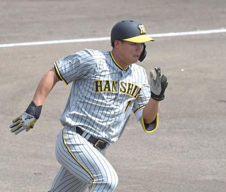 　２回、左前に同点打を放ち駆け出す森下（撮影・高部洋祐）