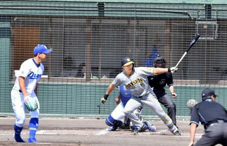 　２回、小笠原（左）から同点適時二塁打を放つ森下（撮影・中田匡峻）