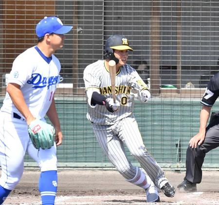 　２回、小笠原（左）から勝ち越し適時打を放つ木浪（撮影・中田匡峻）