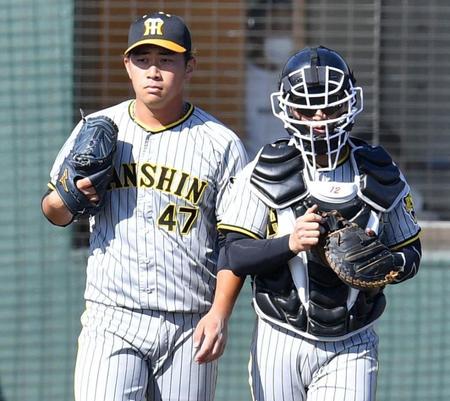 　１イニングに７失点を喫した桐敷（左）。右は捕手の坂本＝２３日