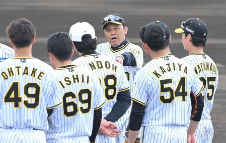 　チームプレー練習を終え、ナインを集めて話をする岡田監督（撮影・高部洋祐）
