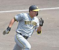 　２回、左前に同点打を放ち駆け出す森下（撮影・高部洋祐）