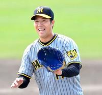 　２回を投げ終え、笑顔でベンチに戻る青柳（撮影・高部洋祐）