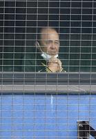 　２軍の日本ハム戦をネット裏ブースで観戦する岡田監督（撮影・開出牧）