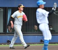 　１回、郡に中前２点適時打を打たれた西純（左手前）に、ネット裏ブースで渋い表情の岡田監督（後方）＝撮影・開出牧