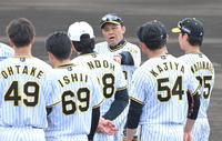 　チームプレー練習を終え、ナインを集めて話をする岡田監督（撮影・高部洋祐）