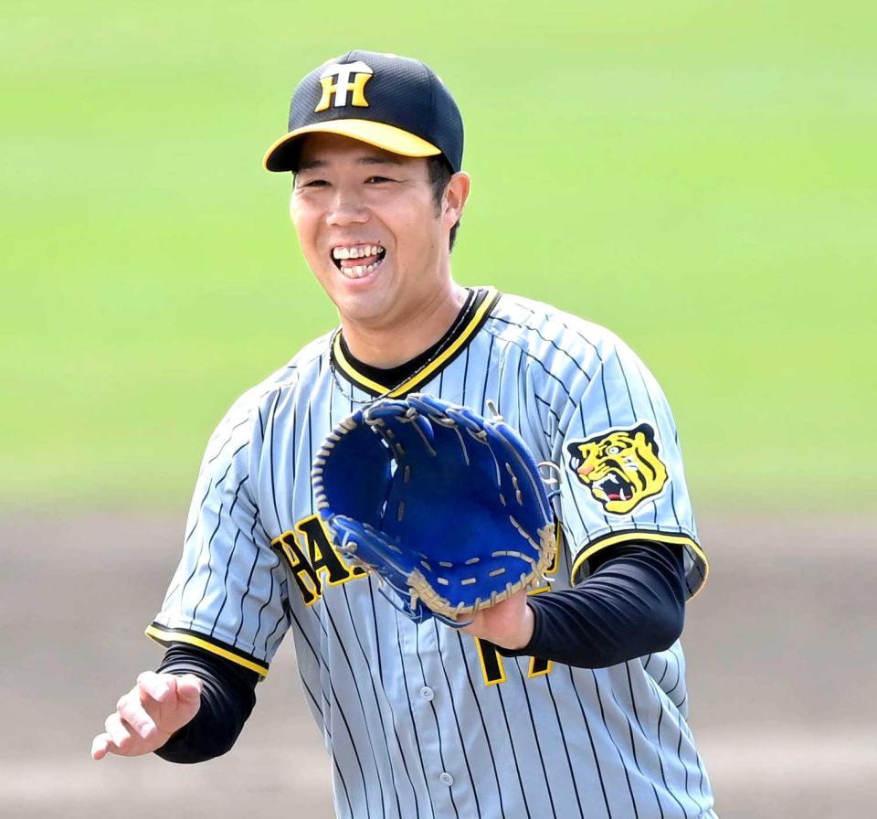 　２回を投げ終え、笑顔でベンチに戻る青柳（撮影・高部洋祐）