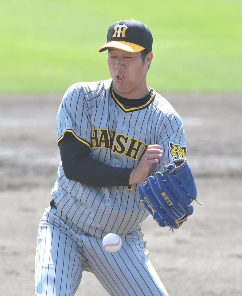 　２回、溝脇の強烈なピッチャー返しに反応する青柳（撮影・高部洋祐）