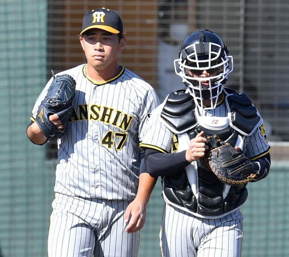 　１イニングに７失点を喫した桐敷（左）。右は捕手の坂本＝２３日
