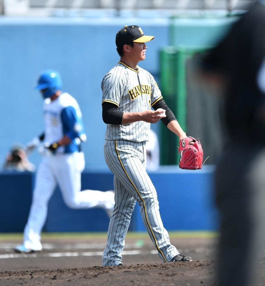 　３回、木村（後方）に中越えソロを打たれた西純（撮影・開出牧）