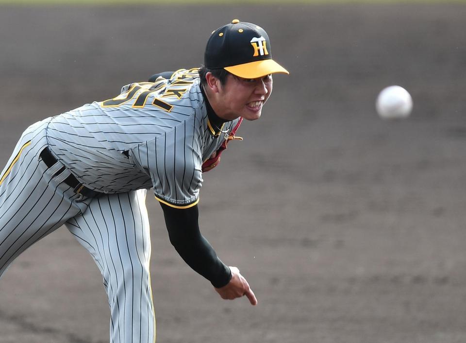 　８回、３者連続三振に仕留める才木（撮影・開出牧）