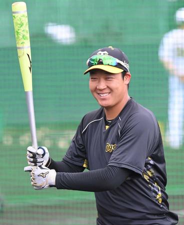 　バットを手に笑顔を見せる大山