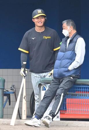 　試合前、川藤幸三ＯＢ会長（右）と談笑する森下（撮影・高部洋祐）