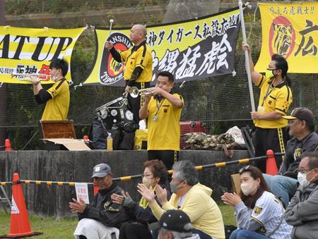 　ラッパを吹く阪神応援団（撮影・高部洋祐）