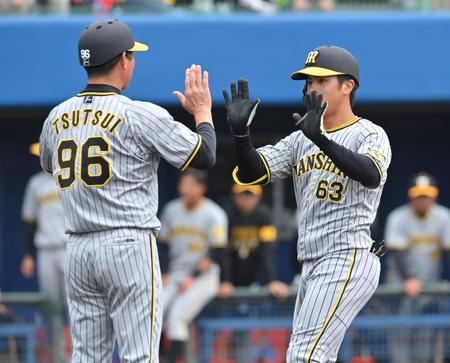 　１回、右中間に先制２ランを放ち、生還する板山（撮影・西岡正）