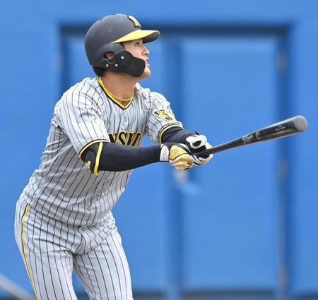 　１回、右中間に先制２ランを放つ板山（撮影・西岡正）