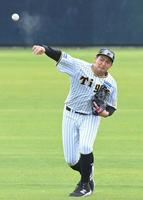 　レフトのポジションでシートノックを受ける井上