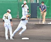 　ベースランニングを行う梅野（撮影・西岡正）