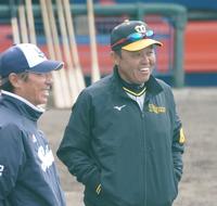 　高津監督（左）と話す岡田監督（撮影・中田匡峻）