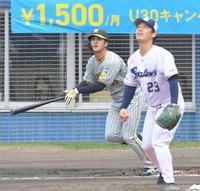 　１回、小川（右）から先制２ランを放つ板山（撮影・高部洋祐）