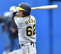 　５回、勝ち越し２点適時二塁打を放つ植田（撮影・中田匡峻）