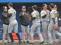 　オープン戦初勝利でナインを迎える岡田監督（中央）＝撮影・西岡正