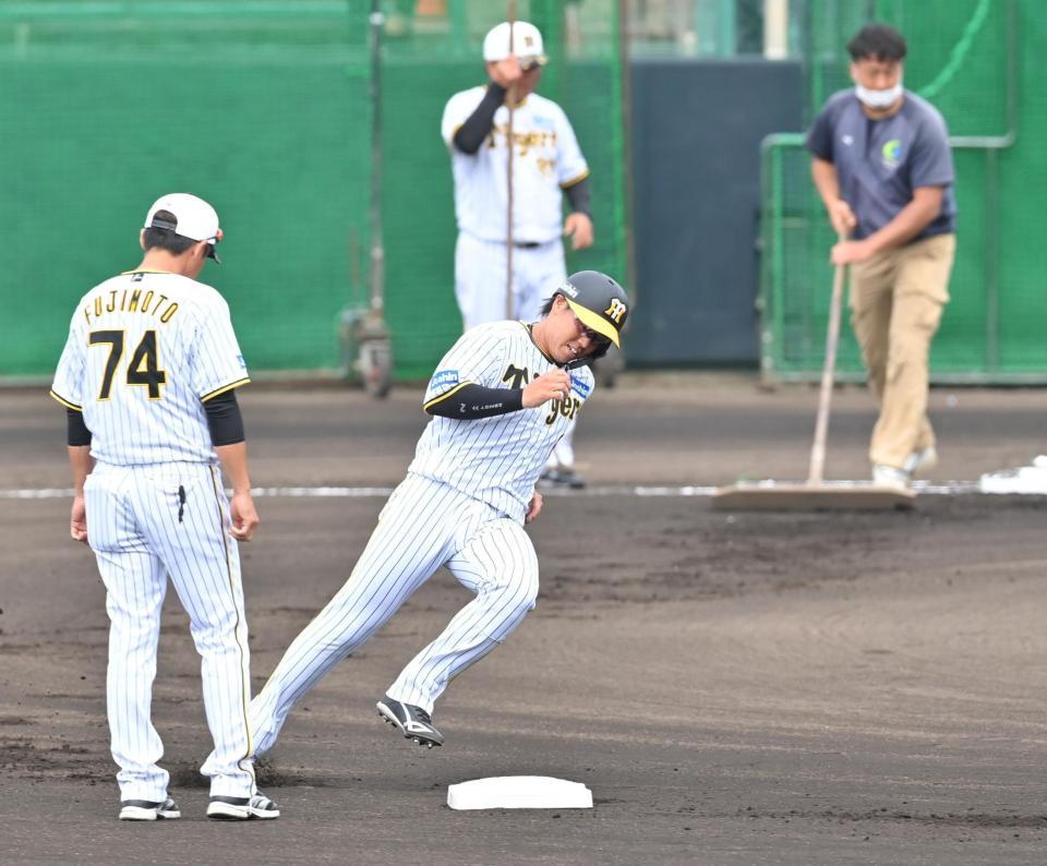 　ベースランニングを行う梅野（撮影・西岡正）