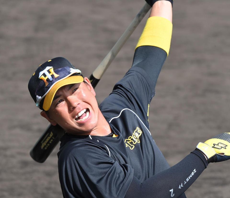 　ロングティーで快音を響かせる梅野（撮影・高部洋祐）