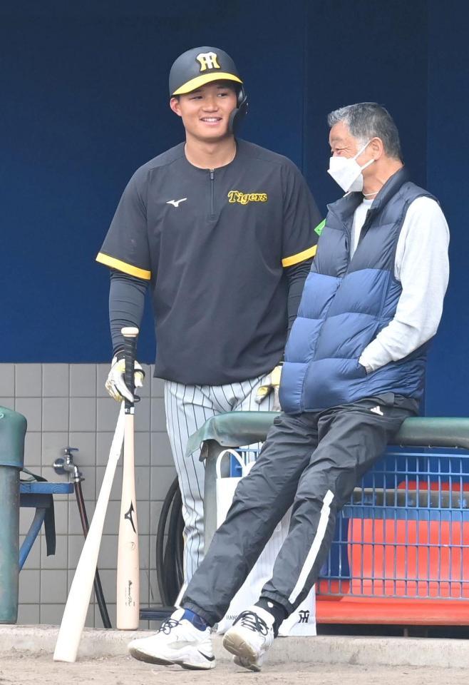 　試合前、川藤幸三ＯＢ会長（右）と談笑する森下（撮影・高部洋祐）