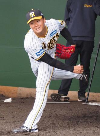 　ブルペンで投球する森木