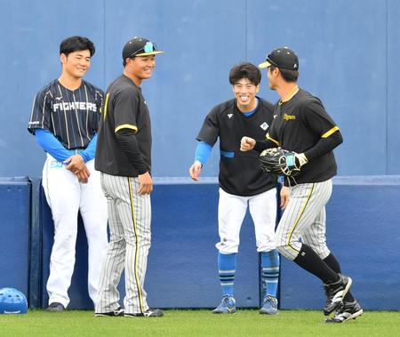 　五十幡（右から２人目）にあいさつをした森下（同３人目）。左端は清宮（撮影・中田匡峻）