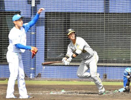 　２回、根本（左）から左翼席へソロを放つ渡辺諒（撮影・中田匡峻）