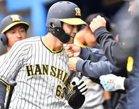 　ナインの出迎えを受ける板山（撮影・中田匡峻）