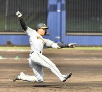 　２回、二塁打を放った森下は二塁に滑り込む（撮影・中田匡峻）