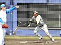 　２回、根本（左）から二塁打を放つ森下（撮影・中田匡峻）