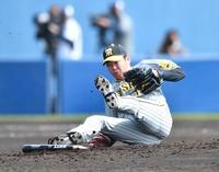 　２回、宇佐見の投ゴロの打球を捕球し、飛んできた折れたバットを尻もちをつきながらよける西勇（撮影・開出牧）