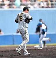 　１回、矢沢（後方）に右越えソロを打たれた西勇（撮影・開出牧）