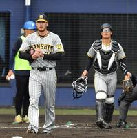 　３回、暴投で失点しＢ・ケラー（左）と坂本（撮影・中田匡峻）