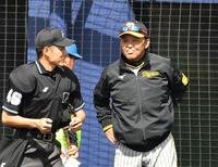 　３回、選手交代を告げる岡田監督（右）＝撮影・中田匡峻