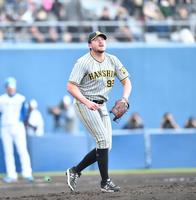 　６回、清宮に右越えソロを打たれ打球を見上げるビーズリー（撮影・開出牧）