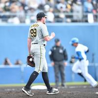 　６回、清宮（後方）に右越えソロを打たれたビーズリー（撮影・開出牧）