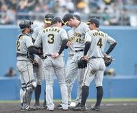 　７回、ピンチを迎えたＫ・ケラーの元に集まる阪神ナイン（撮影・開出牧）