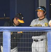 　７回、江越の安打とエラーで逆転を許し、うつむく岡田監督（左）。右は安藤投手コーチ（撮影・中田匡峻）