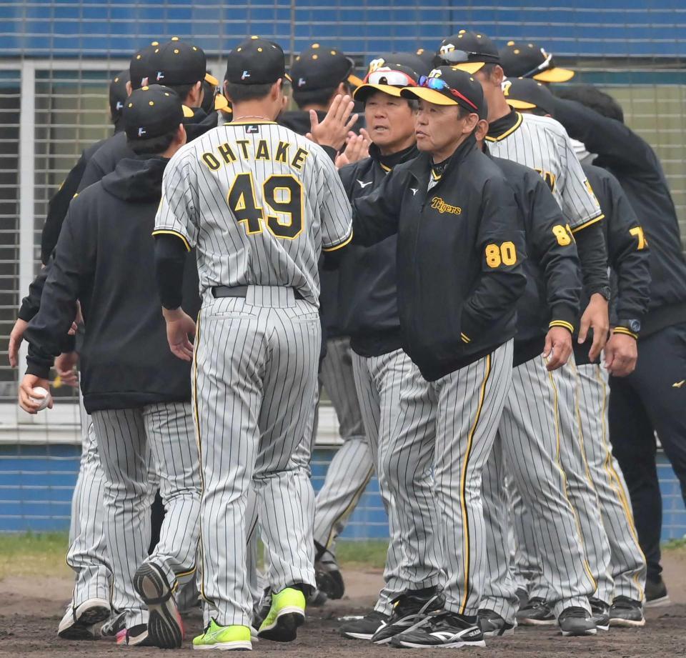 　ヤクルトに勝利し、大竹（４９）らとタッチを交わす岡田監督（８０）