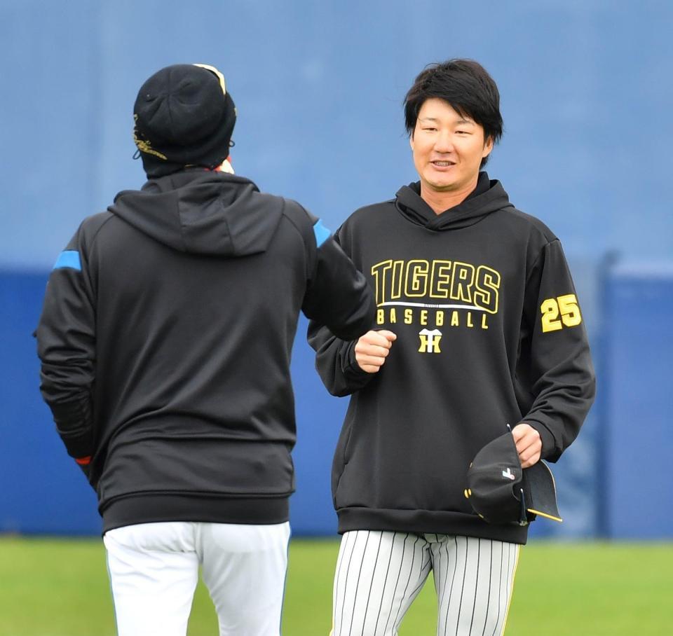 　新庄監督（左）にあいさつをする渡辺諒（撮影・中田匡峻）