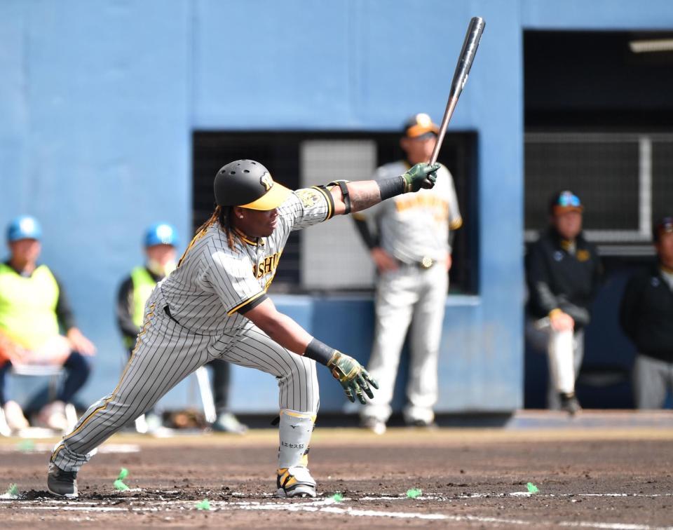 　１回、左前適時打を放つミエセス（撮影・開出牧）