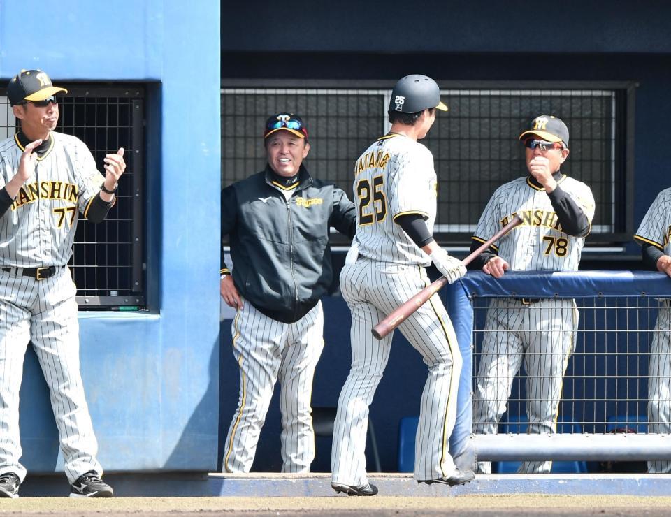 　２回、左越えソロを放った渡辺諒（２５）とタッチをかわす岡田監督（中央）＝撮影・開出牧