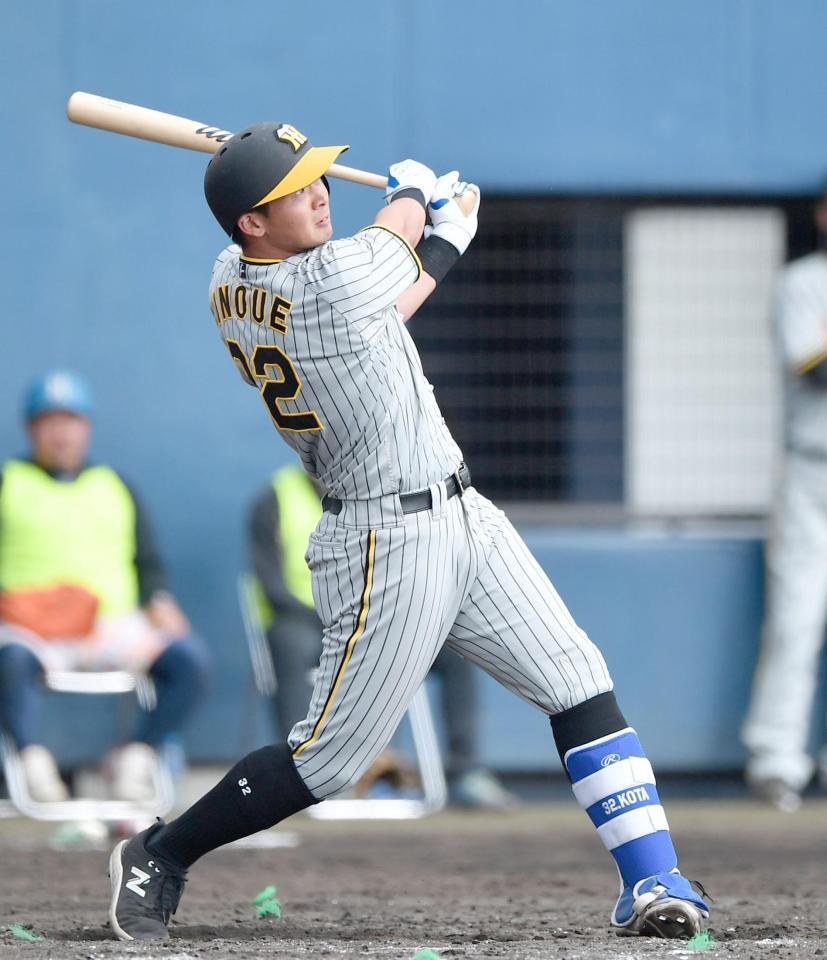 　５回、中越えソロを放つ井上（撮影・開出牧）