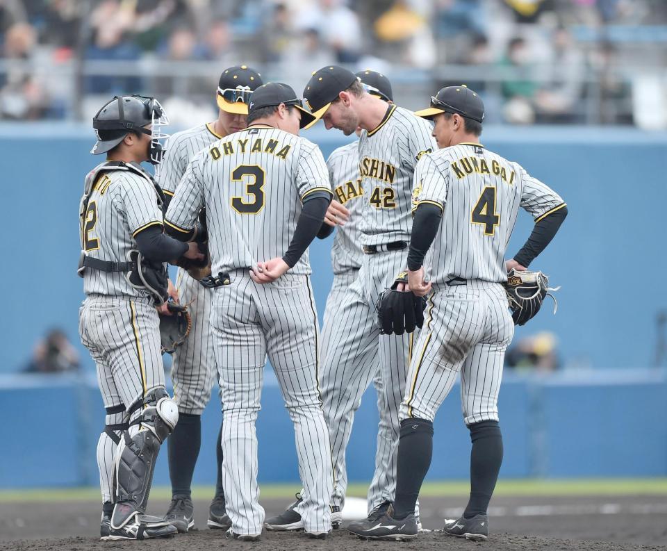 　７回、ピンチを迎えたＫ・ケラーの元に集まる阪神ナイン（撮影・開出牧）