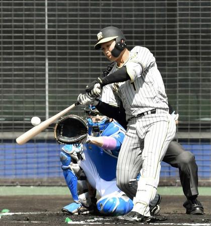 　　１回、右前打を放つ森下（撮影・中田匡峻）